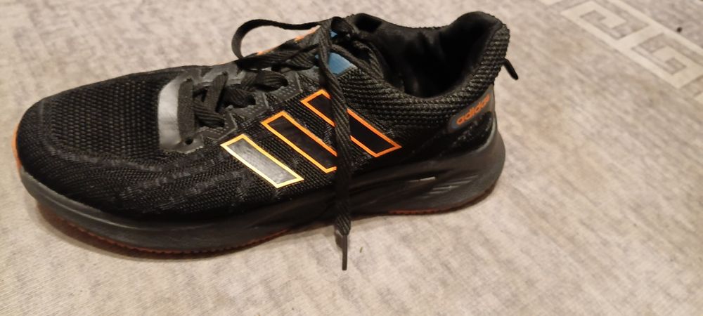 Продам кроссовки Adidas