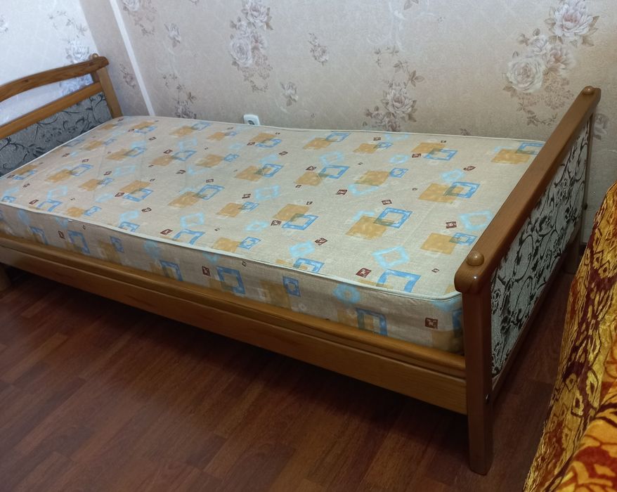 Продам кровать деревянную с ортопедическим матрасом (Россия)