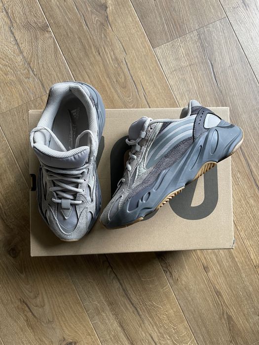 Yeezy 700 v2 Tephra, marimea 36