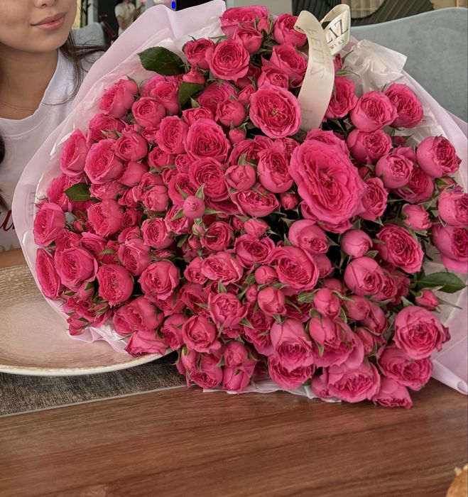 Продам красивый и пышный букет из 22 кустовых роз