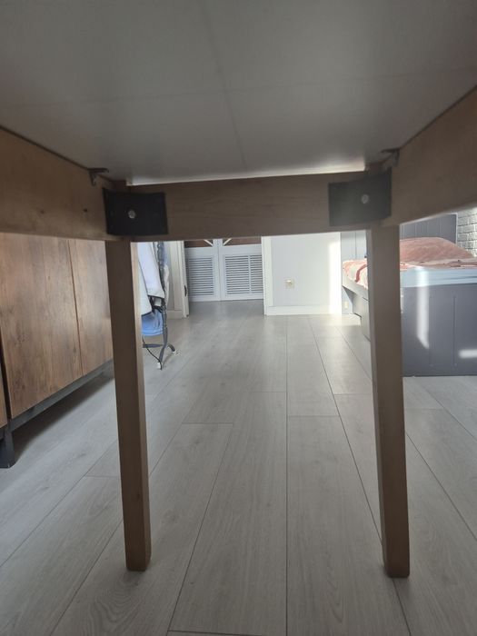 Стол в помещение