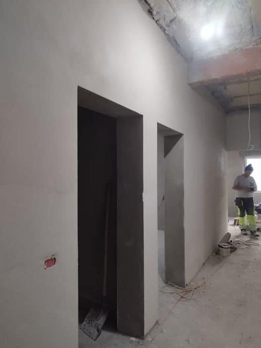 Execut Tencuială mecanizată finisaje interioare si exterioare