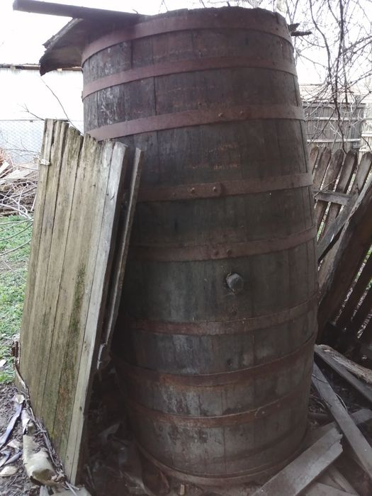 Butoi si butie de vânzare. A fost cărator, are cep la mijloc. Si o damigeana mare de vanzare, cred ca are 50 de litrii.