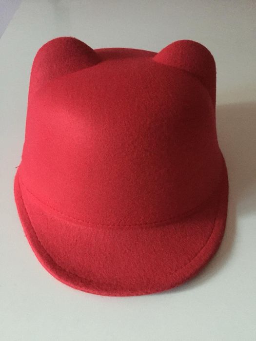 Нови шапки с ушички и козирка в червено и синьо с шнур за стесняване