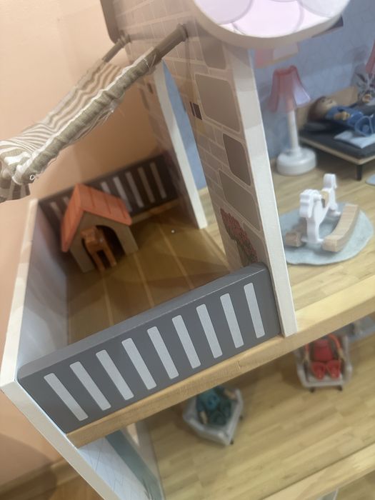 Дървена къща за кукли