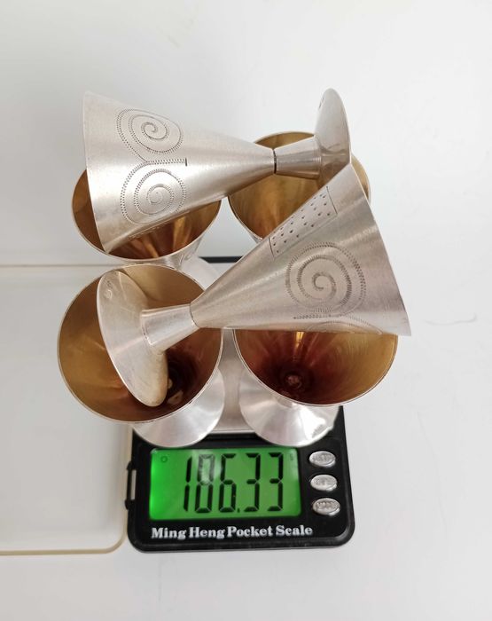 Серебряные рюмки.