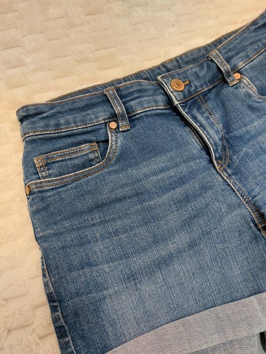 Къси дънкови гащи