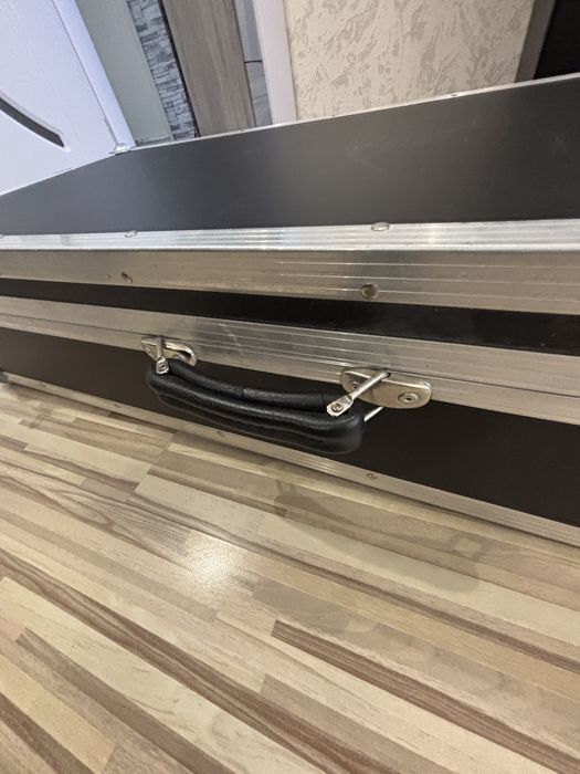 Продавам Твърд Кейс за Клавир Във Отлично състояние