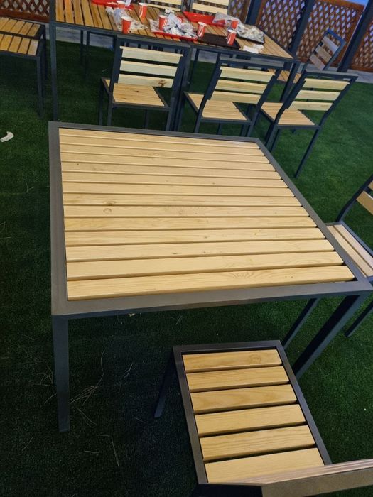 Скамейки и стол стуля