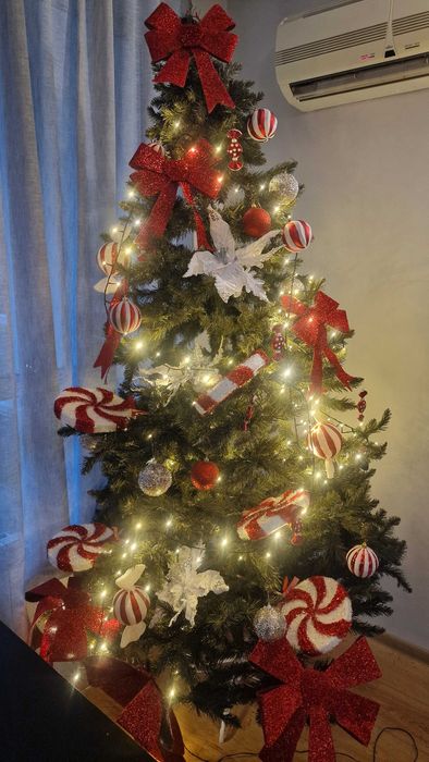 Продавам зелена голяма елха  и бяла елха с коледна украса