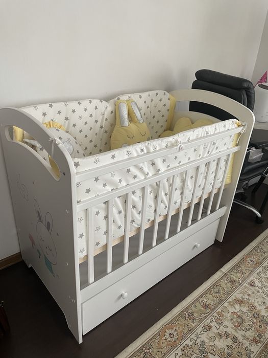 Детская кроватка с маятником