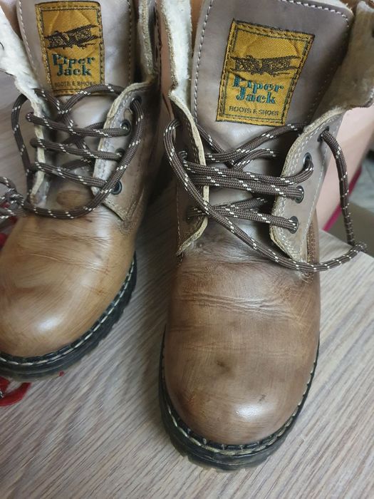 Bocanci  piele aprope noi