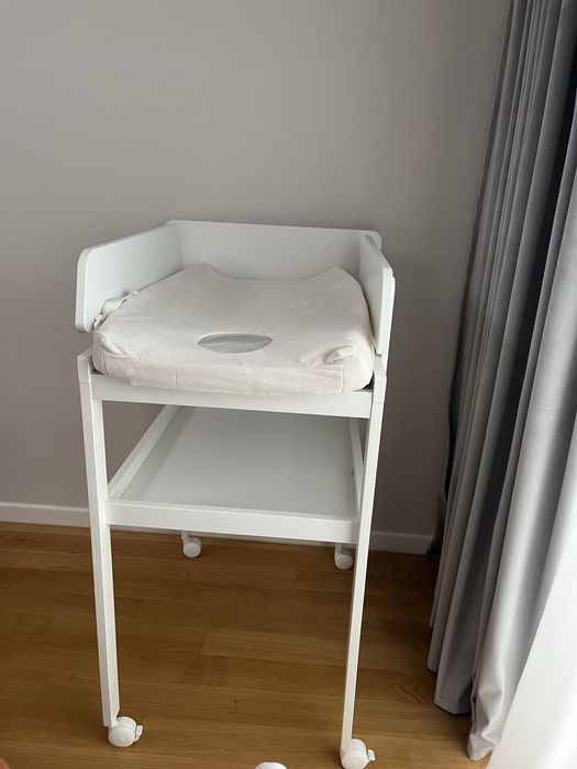 Masa de infasat din lemn masiv cu roti si protectie laterala