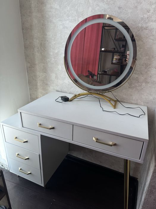 Столик для макияжа