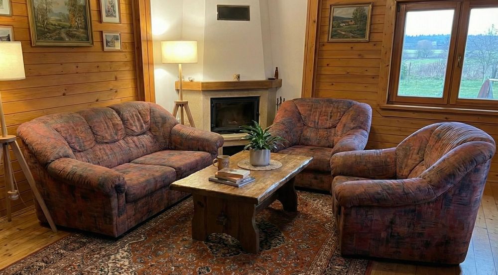 Удобен комплект: Двуместен диван и два фотьойла