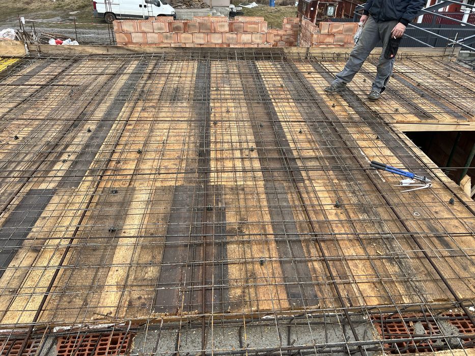 Constructor ,case la rosu sau interioare