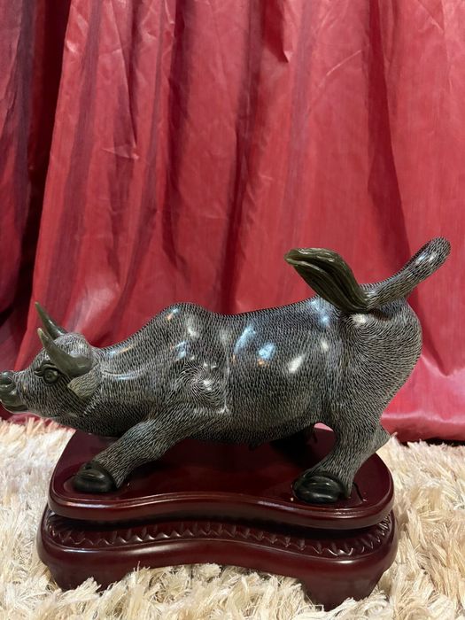 Нефритовая статуэтка ручной работы