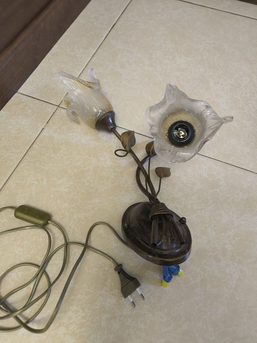 Настольная и напольная лампы, бра на стену