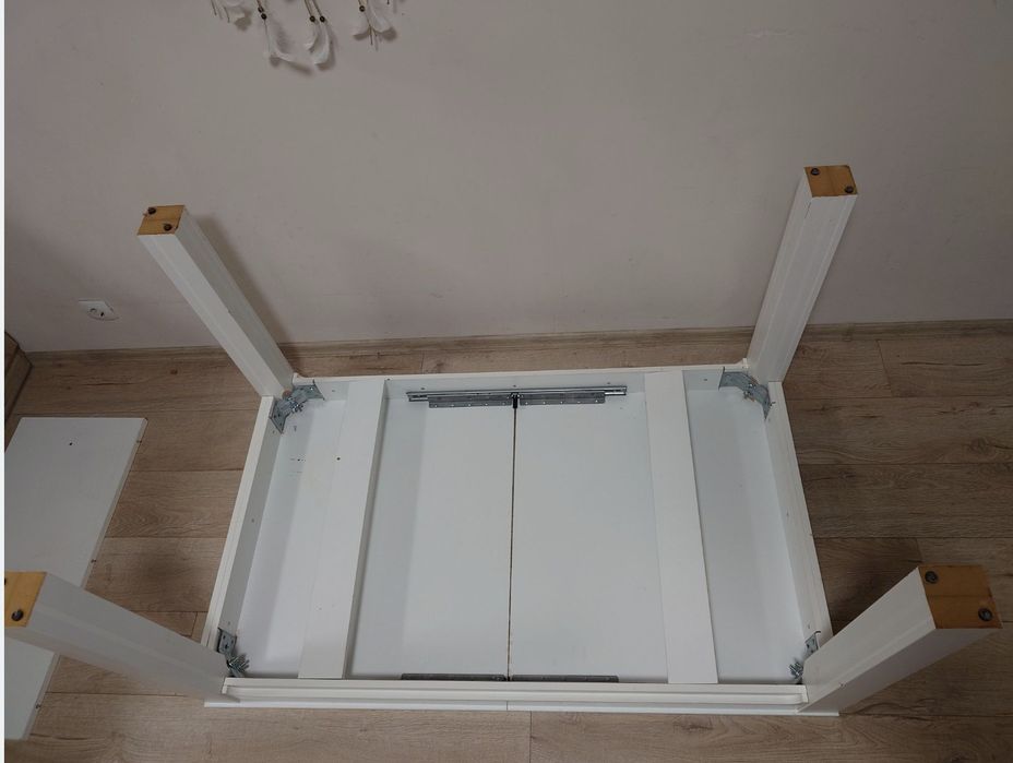 Трапезна бяла масивна маса мат