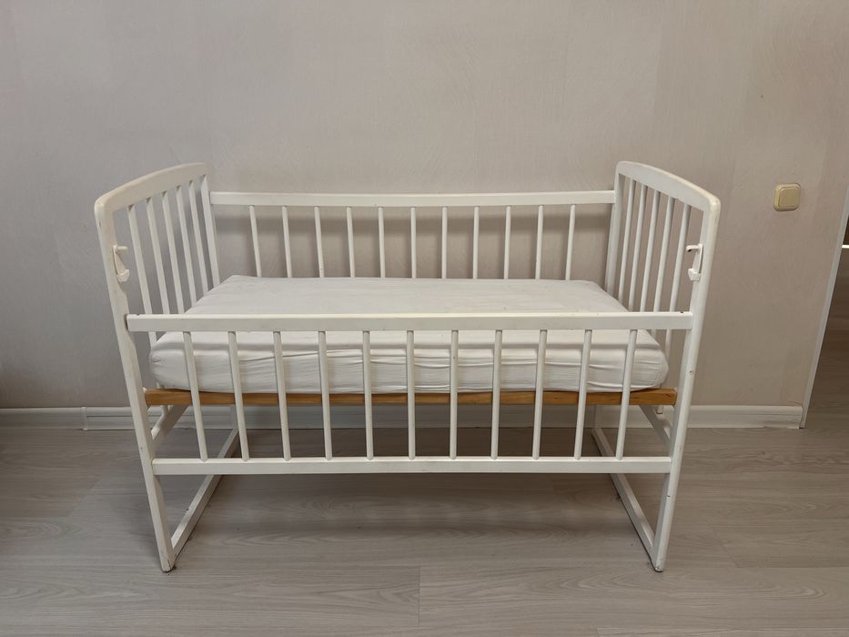 Детская кроватка (с матрасом)