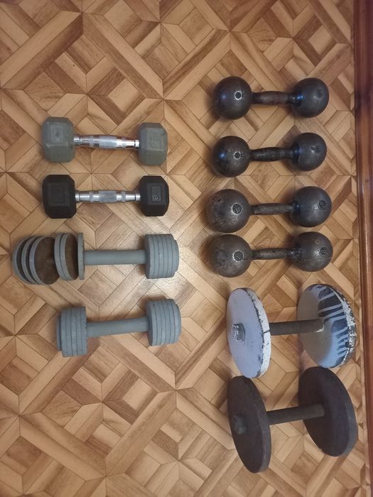 Гантели разных весов.