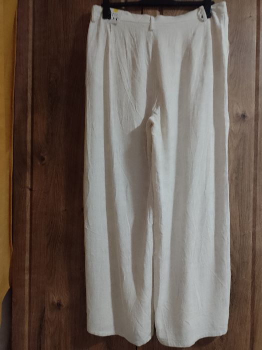 Pantaloni cu talie înaltă și crac larg