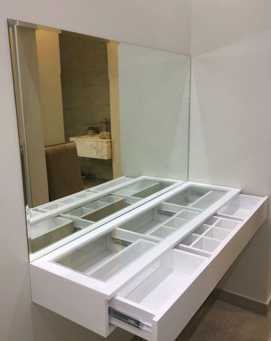 Косметический столик, туалетный столик