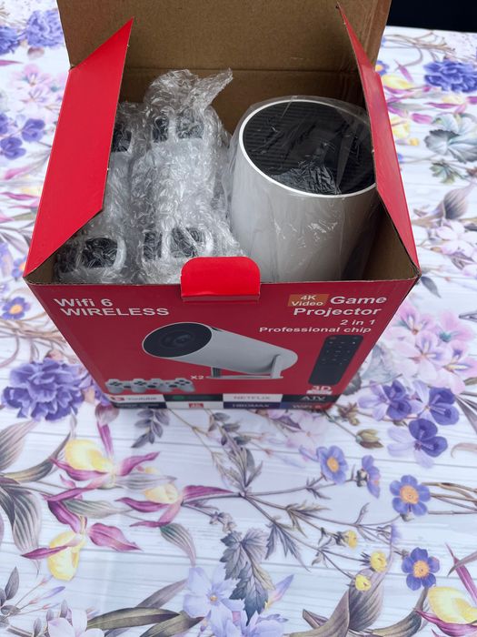 Videoproiector portabil 4K ultra HD