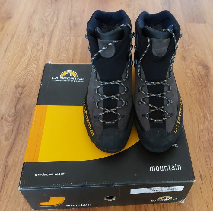 Продавам мъжки туристически обувки La Sportiva