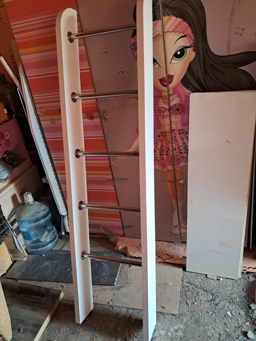 Кухонный гарнитур, тумбочка, лестница