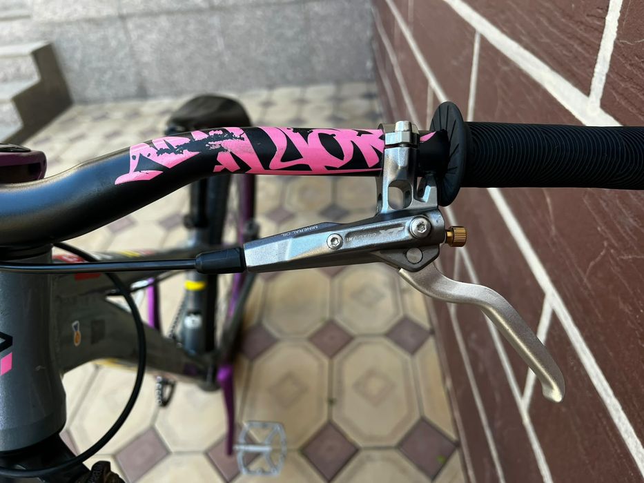 EREK M8  dirt street