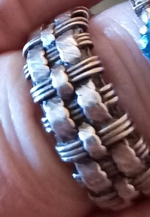 Сребърни пръстени и обици.