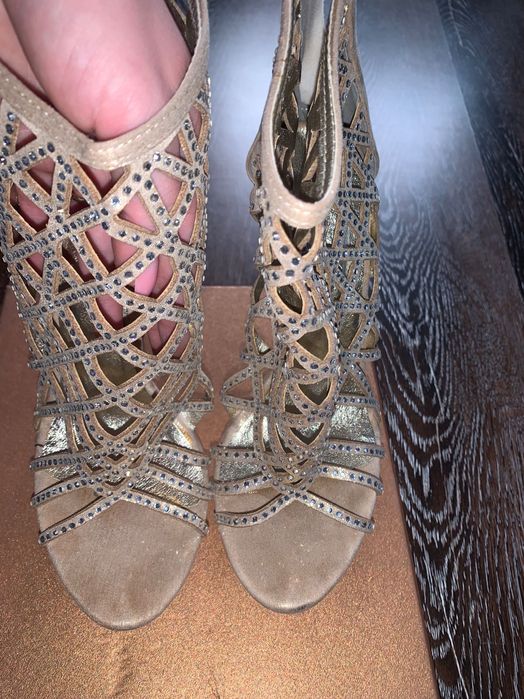 Уникални сандали на ток