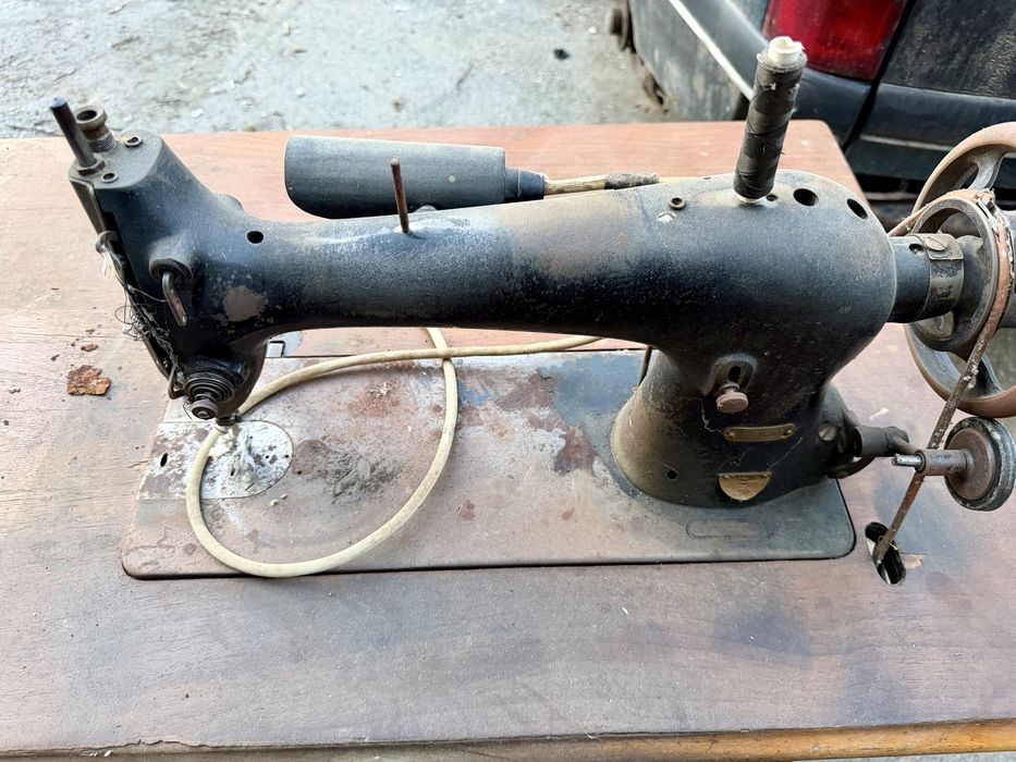 Ретро шевна машина с маса