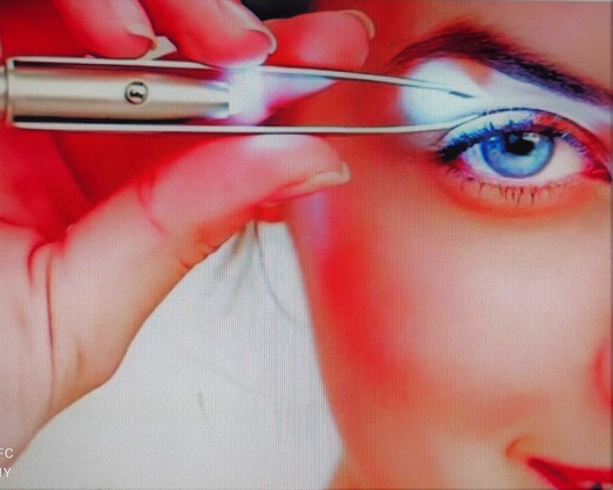 Пинсета за премахване на космите от вежди с LED светлина и батерия