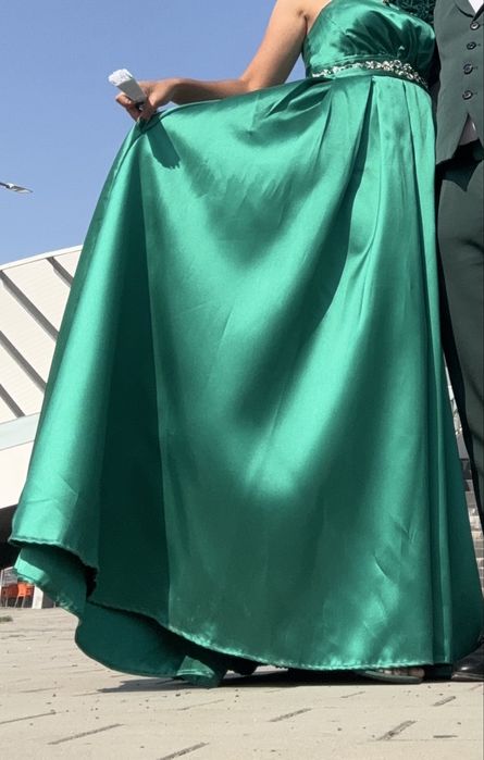 Зелена рокля с едно рамо