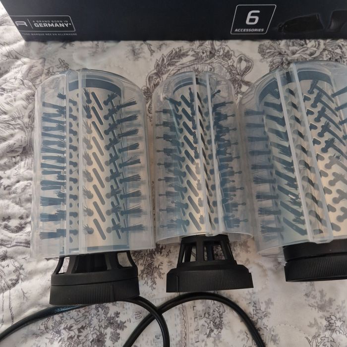 Електрическа четка за коса Rowenta - Brush Activ Renewal, 1000W
Красива коса и увеличаване на обема – всичко това в дланта на ръката ви! Новата