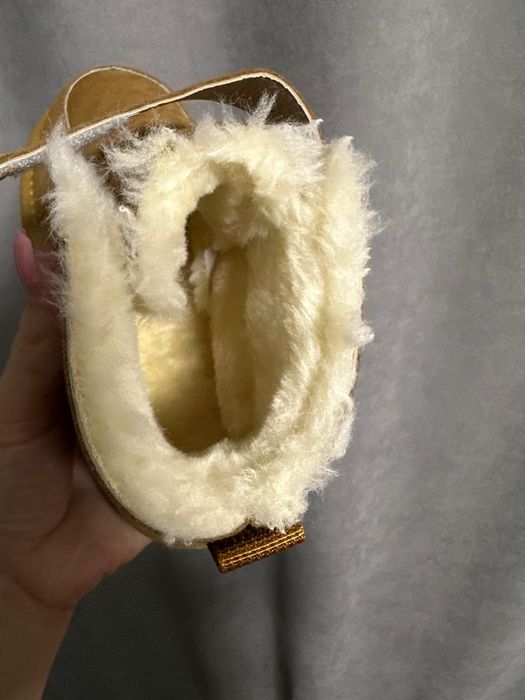 Продам новые детские угги