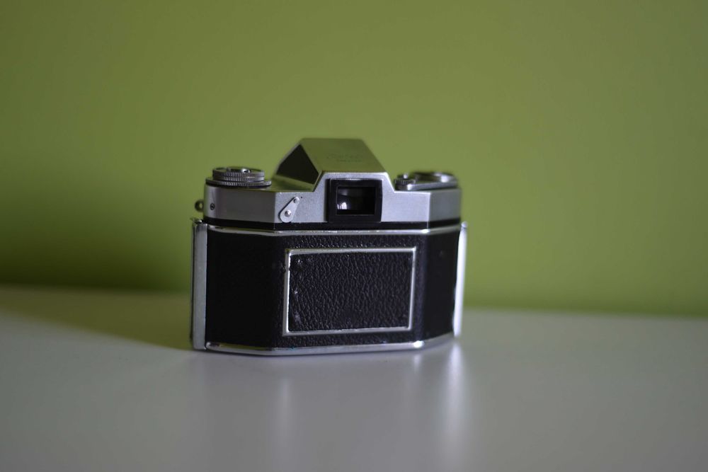 Aparat Foto SLR pe Film Exa II + Obiectiv Carl Zeiss Tessar 2.8/50 + Husă Ihagee