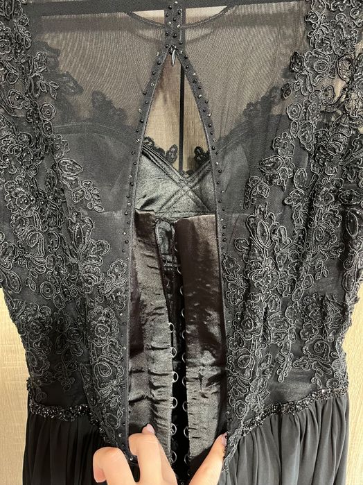 Черна абитуриентска рокля на Стоян Радичев.