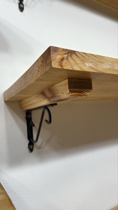 Полки деревянные.