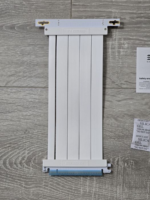 Cablul Riser PCIe 5.0 X16 EZDIY-FAB 128GB/s – Alb, 20 cm