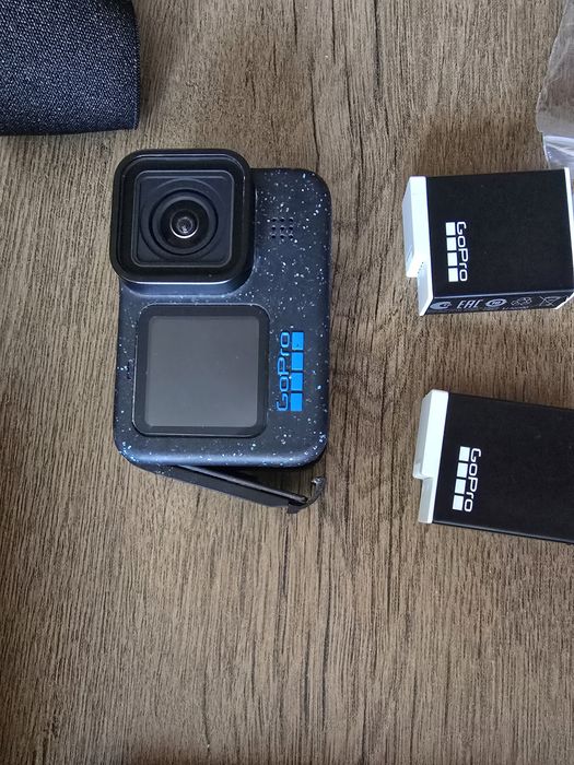 Vand GoPro 12 black cu multe accesorii