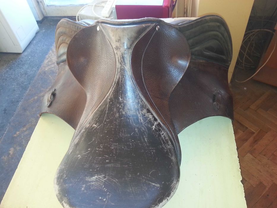 Старо  седло за кон  от естествена кожа .   18 век. Германия.