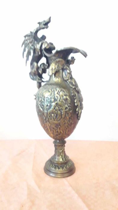 Carafa medievala din bronz masiv