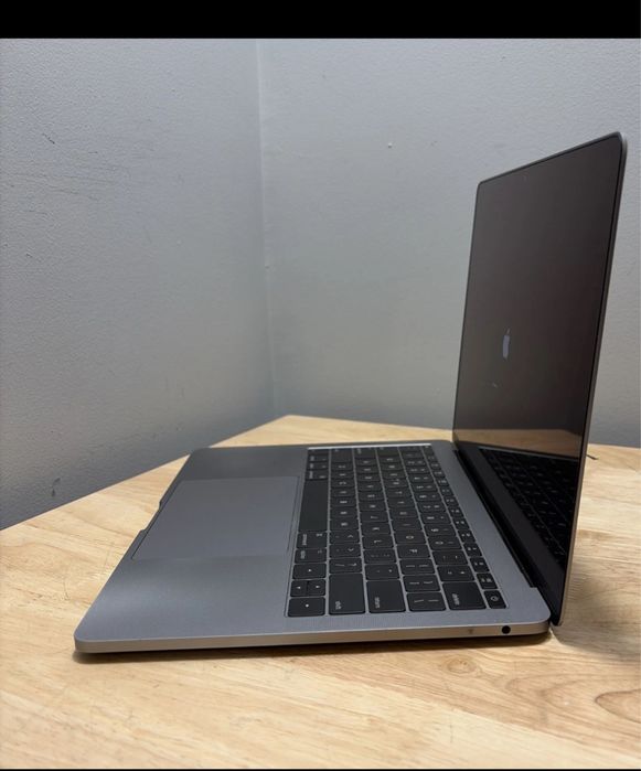 I6/256 Macbook Pro 2O17 256