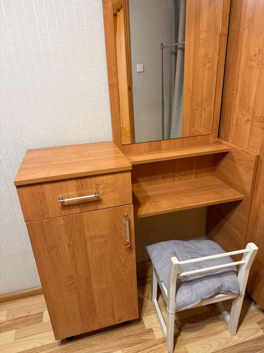 Продаю трюмо с зеркалом с тумбой