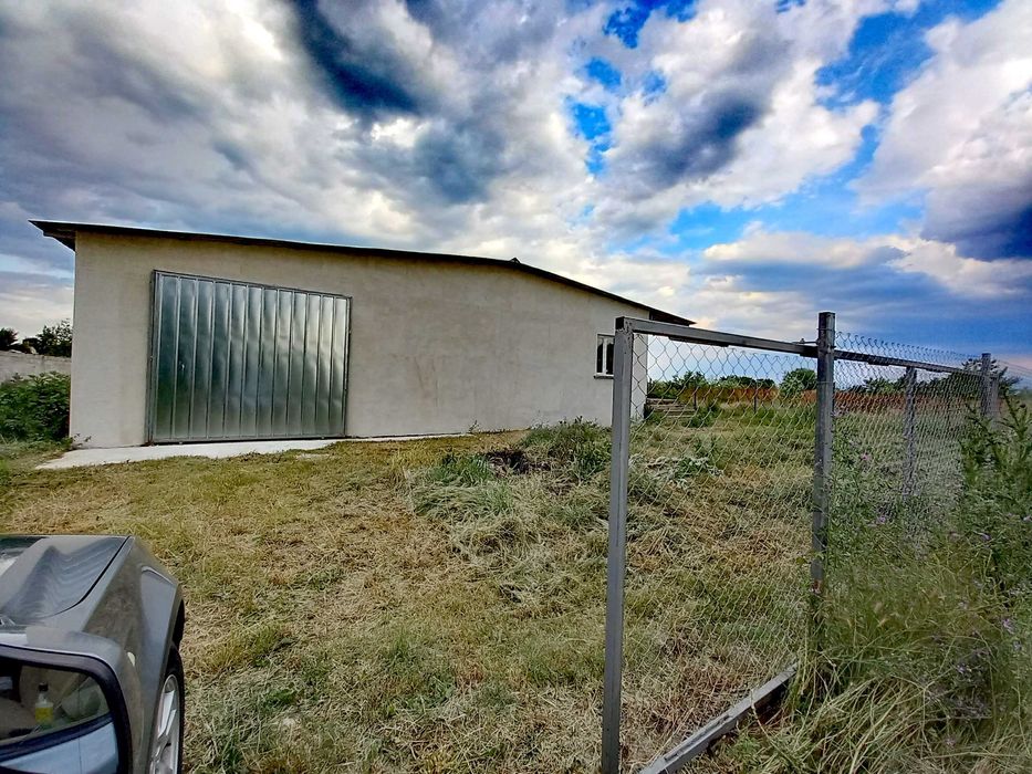 ПОД НАЕМ Промишлено помещение 2 броя Хале + офисна част Калековец