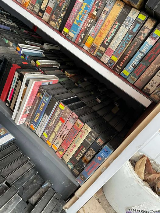 Колекция от ~1500 VHS видеокасети – разнообразни жанрове