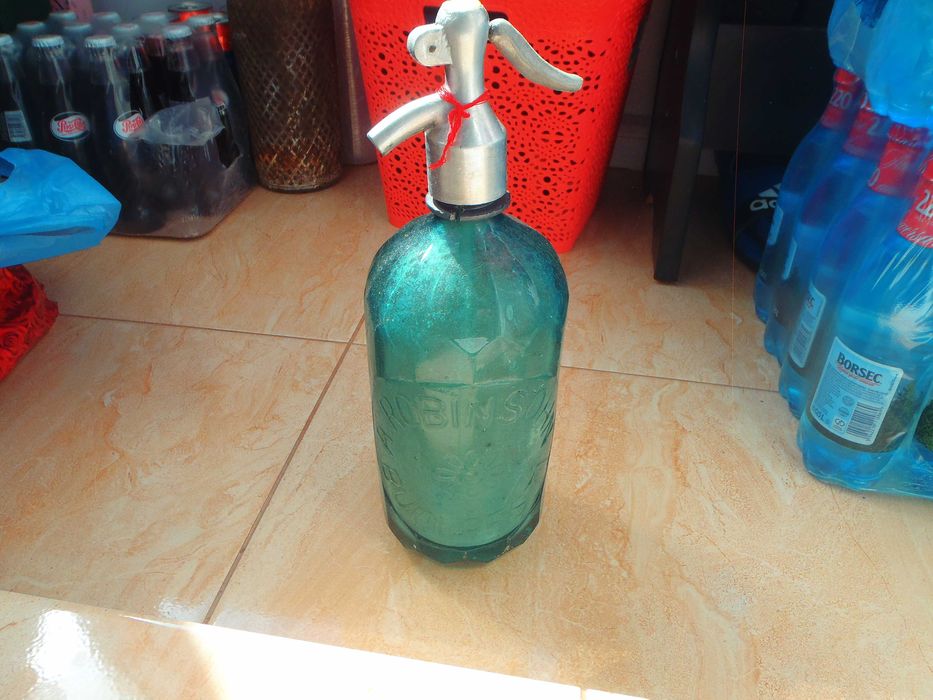 Sifon vechi Bucuresti A Robin Sohn expunere in bar restaurant